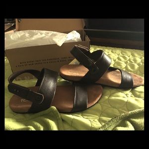 New Toms Men’s Leather sandals - size 10